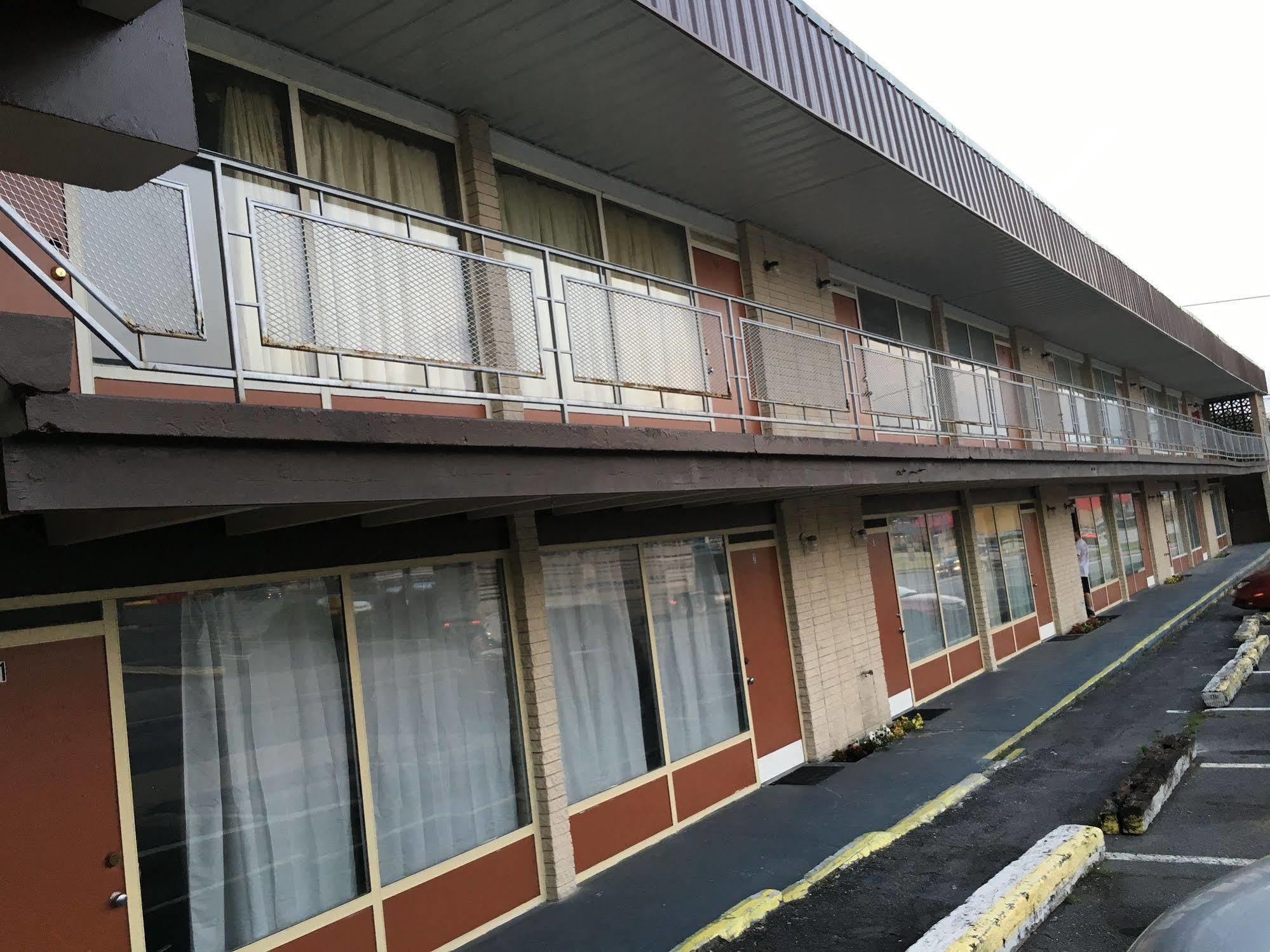 Sonrise Inn Lincoln Hwy By Oyo Breezewood Exterior photo